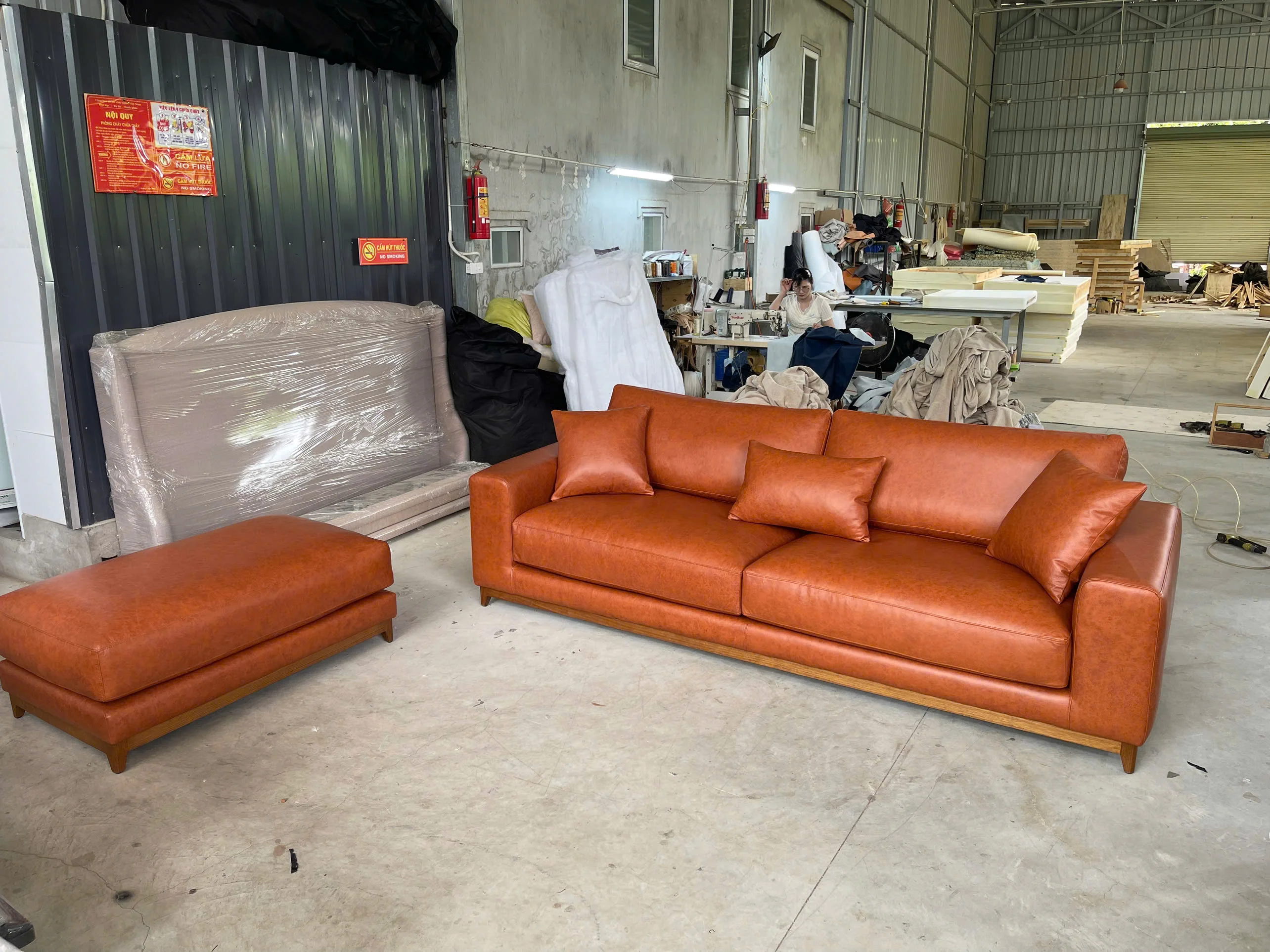 Sofa da nâu đất nổi bật